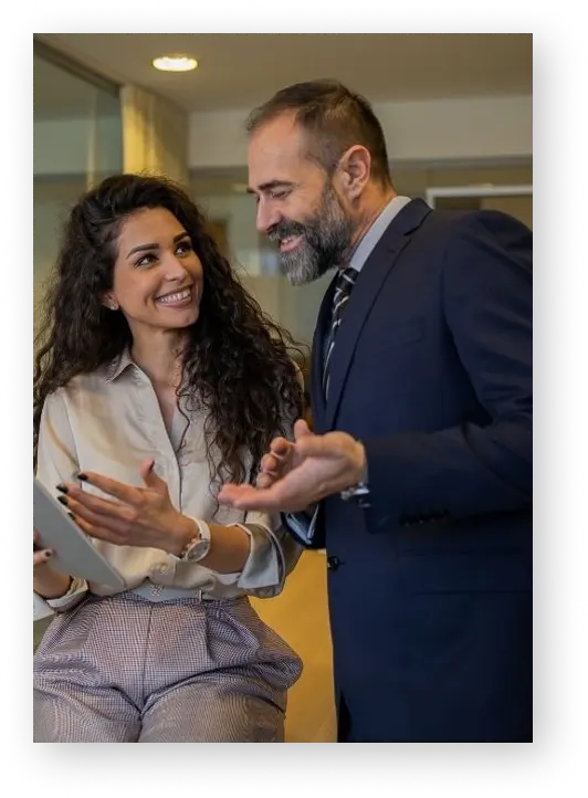 Dos profesionales conversando en una oficina