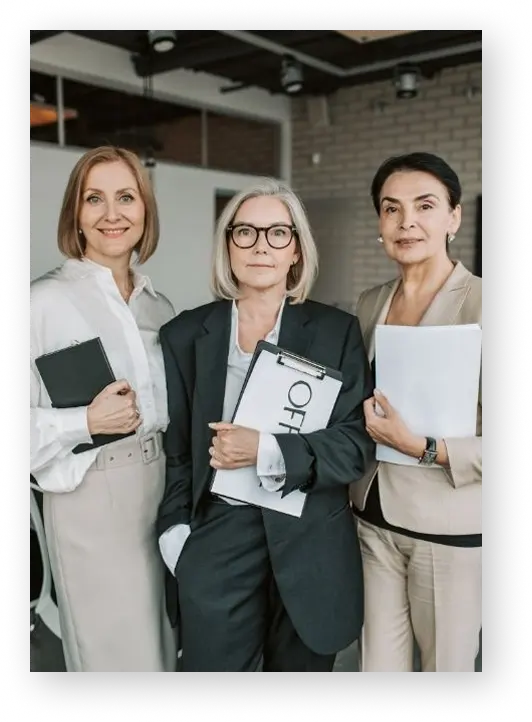 Tres profesionales de pie en una oficina