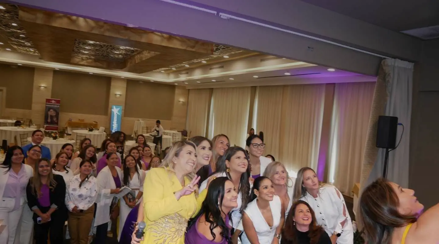 Asistentes al encuentro de la comunidad Empower Her